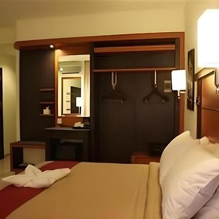 Travello Hotel Manado Extérieur photo