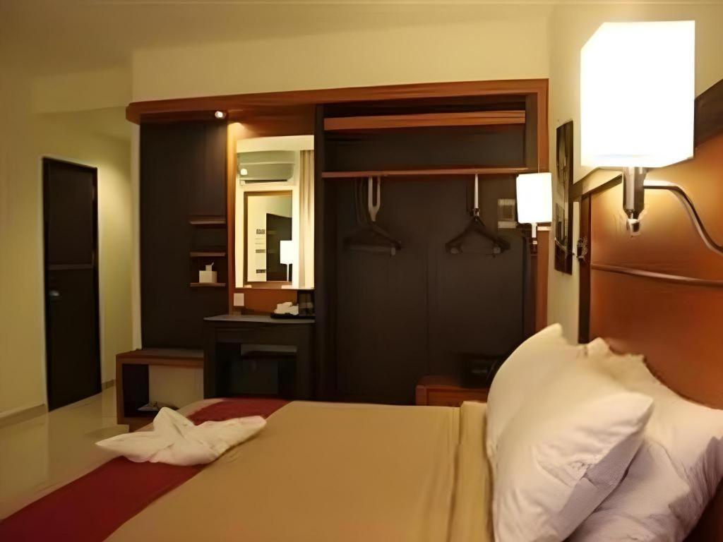 Travello Hotel Manado Extérieur photo