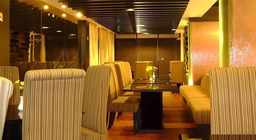 Travello Hotel Manado Extérieur photo