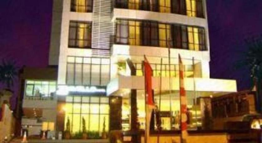 Travello Hotel Manado Extérieur photo